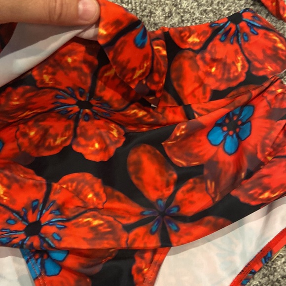 NWT dressfo size 6 two piece bikini 💕 beautiful vibrant, red and blue flowers - Picture 4 of 17